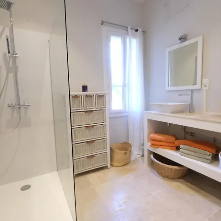 Prestigious Mas: Countryside Retreat Near Avignon With Pool